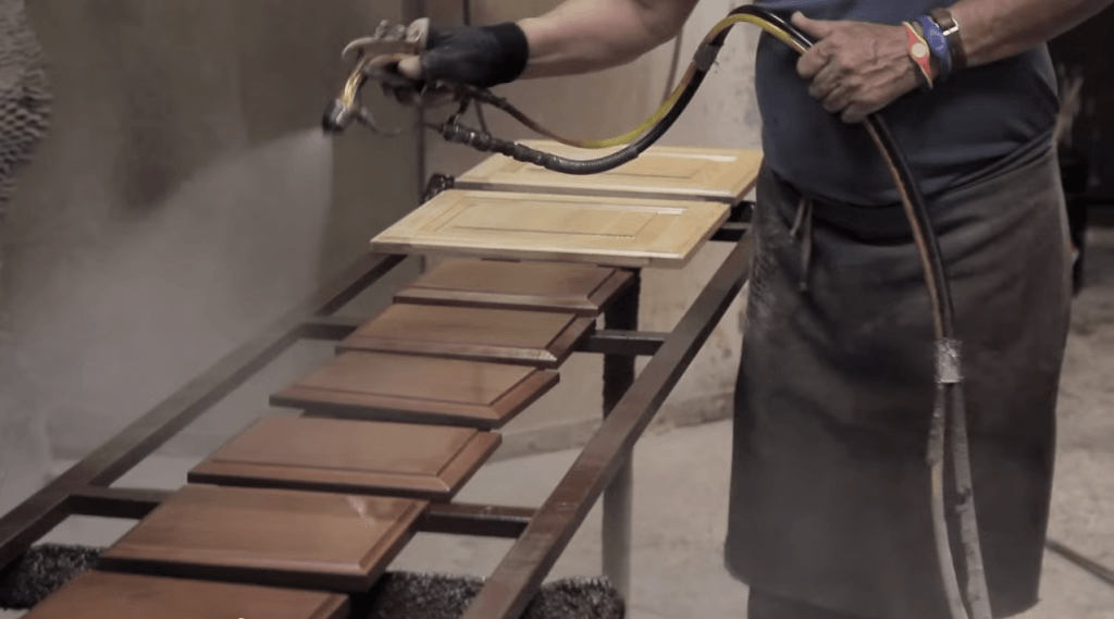 máy phun sơn gỗ công nghiệp